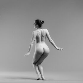 Life drawing demi 19 — figure reference