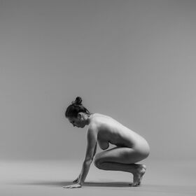 Life drawing demi 26 — figure reference